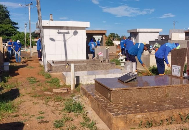 Prefeitura realiza força tarefa de limpeza e manejo ambiental no Cemitério da Paz