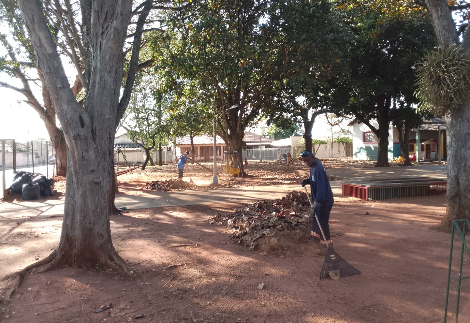 Prefeitura realiza limpeza e organização no pátio da EMEI Dona Leonor Mendes de Barros