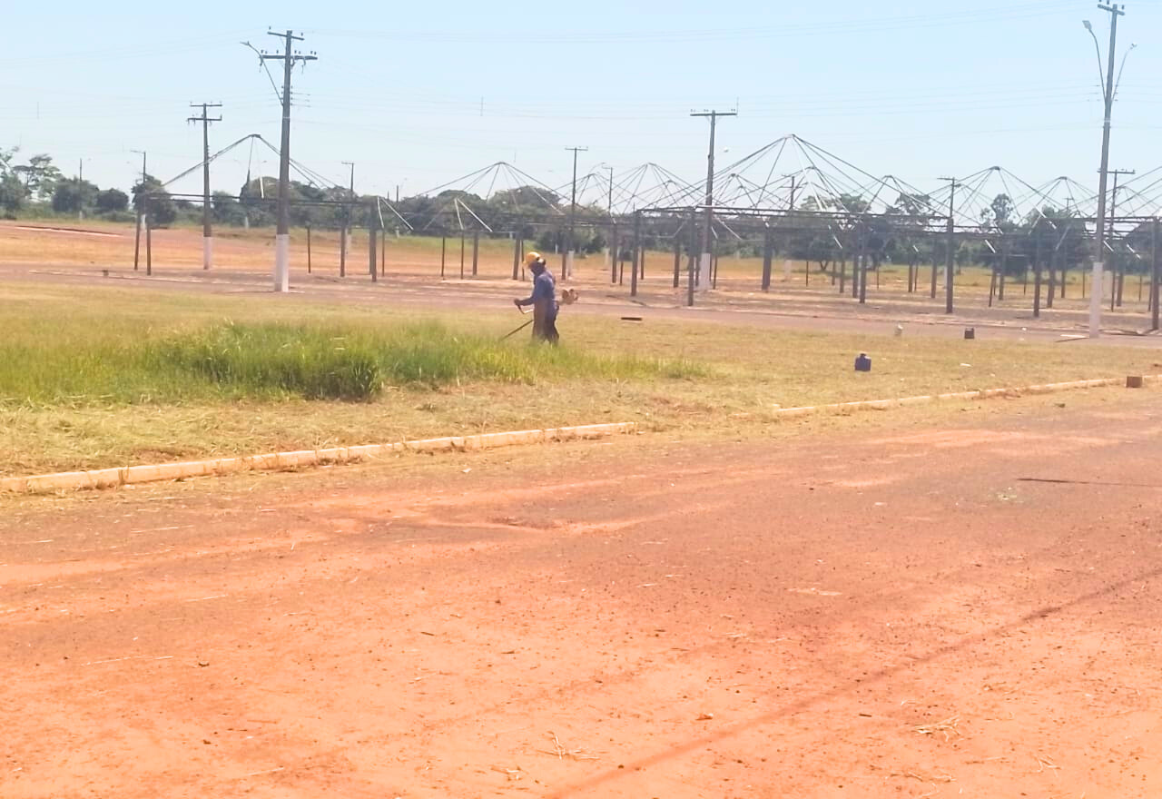 Área verde do Centro de Convergência segue com poda e capinagem para a Festa das Nações 