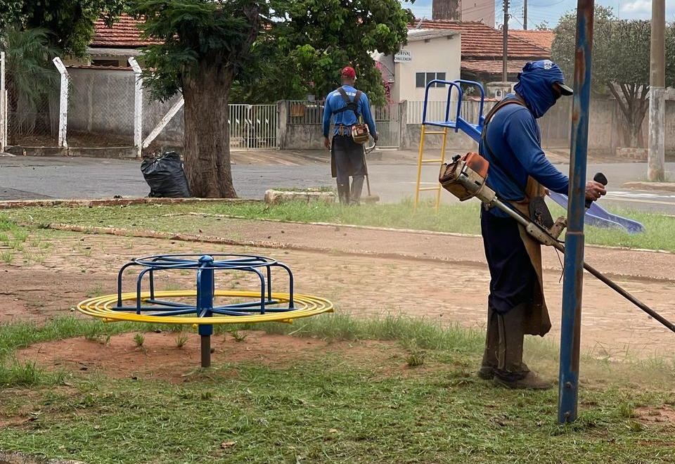 Limpeza nas imediações do Caps, Ponto de Cultura e Feira da Lua