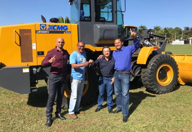 Paraguaçu recebe Pá carregadeira 