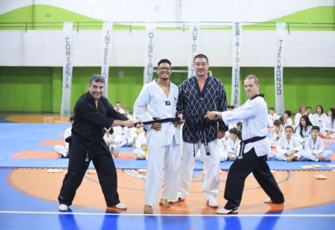 Projeto de Taekwondo gradua seu primeiro faixa preta.