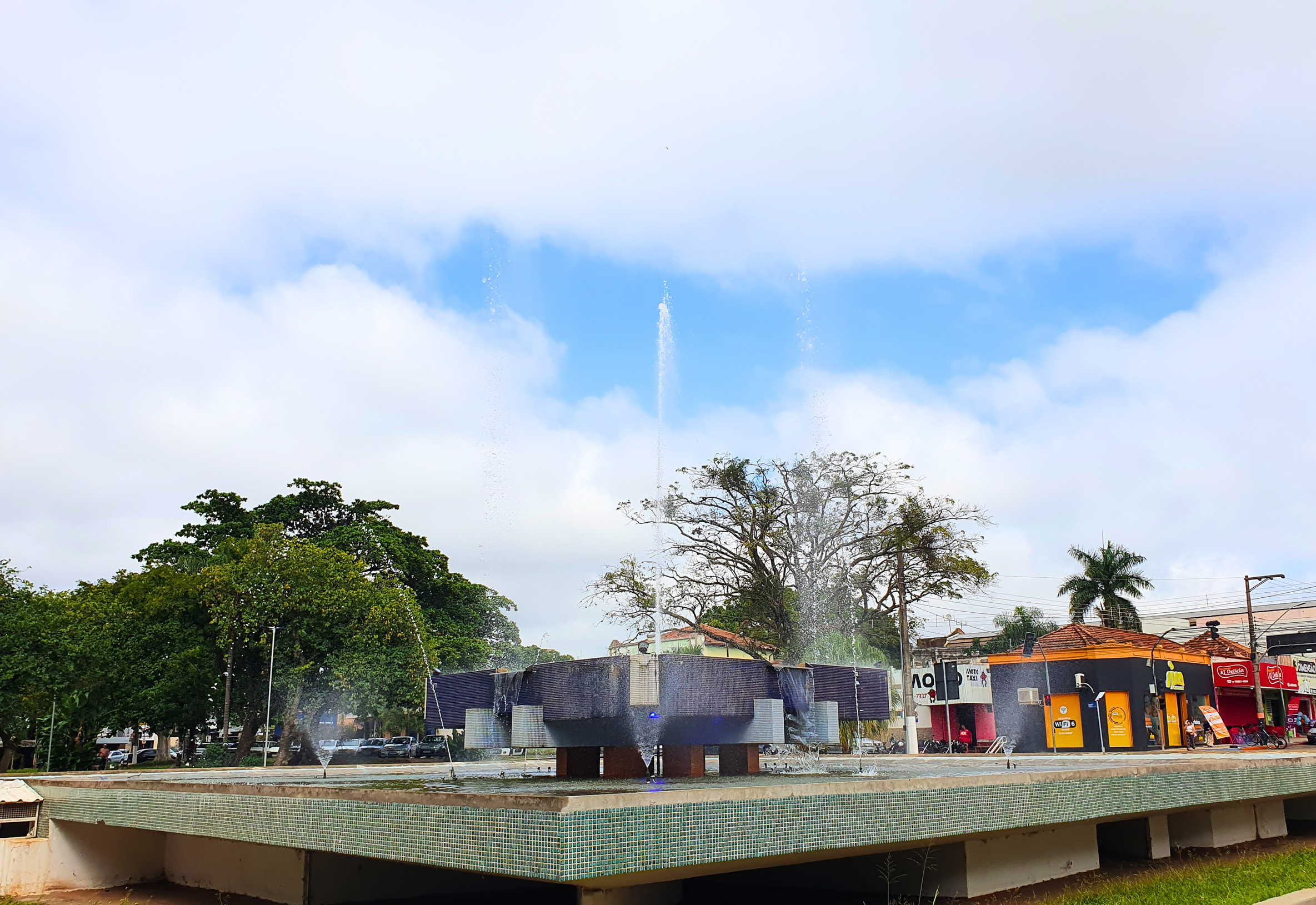 Fonte Luminosa volta a funcionar com música, iluminação e jato de água!