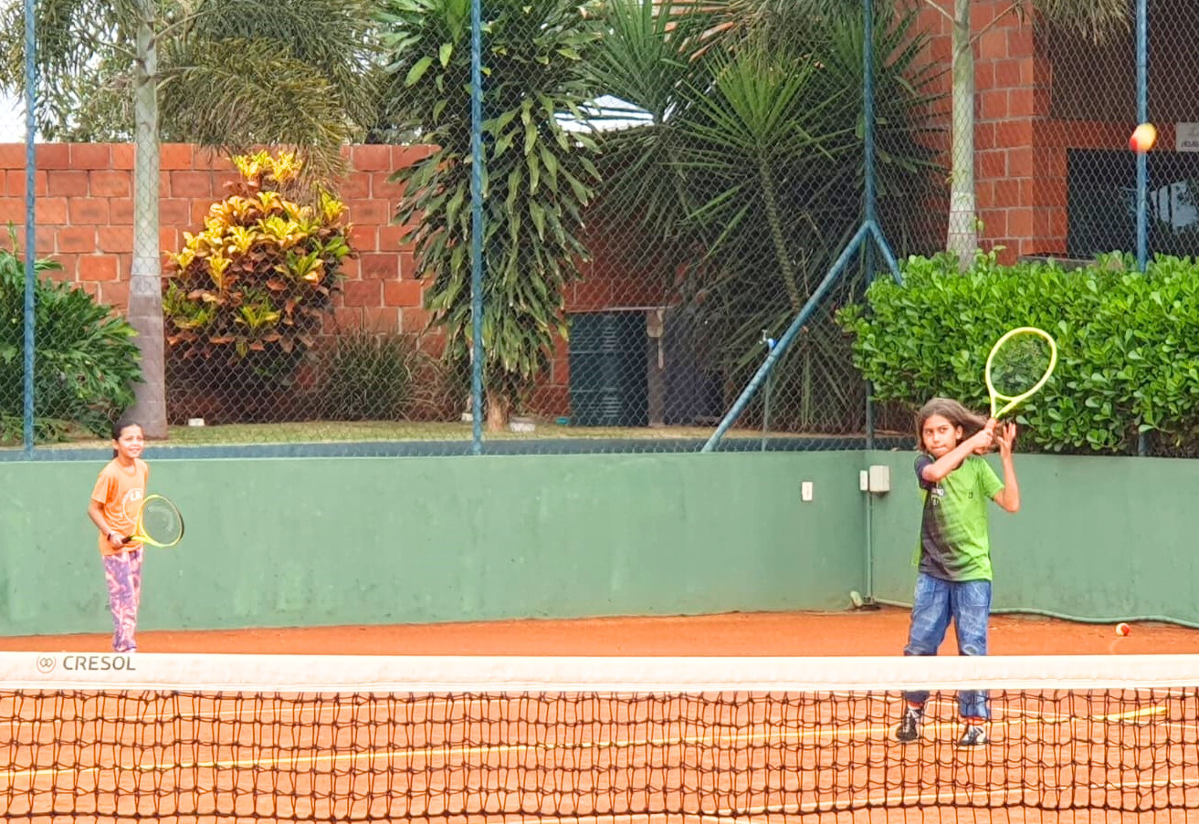 Prefeitura leva a prática de tênis às crianças de projetos sociais