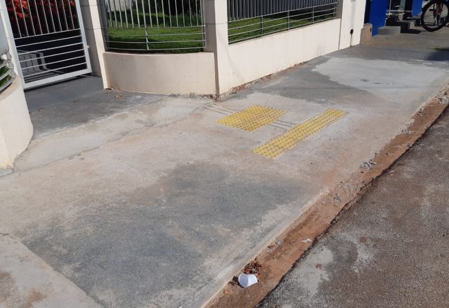 Rampas de acessibilidade e instalação de piso podotátil