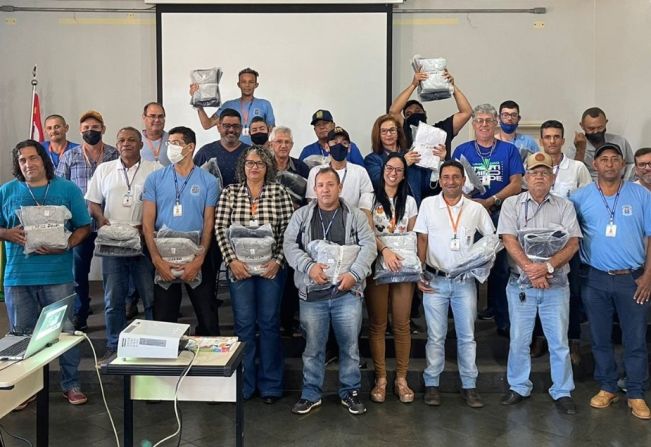 Servidores da Educação municipal participam de capacitação e recebem novos uniformes