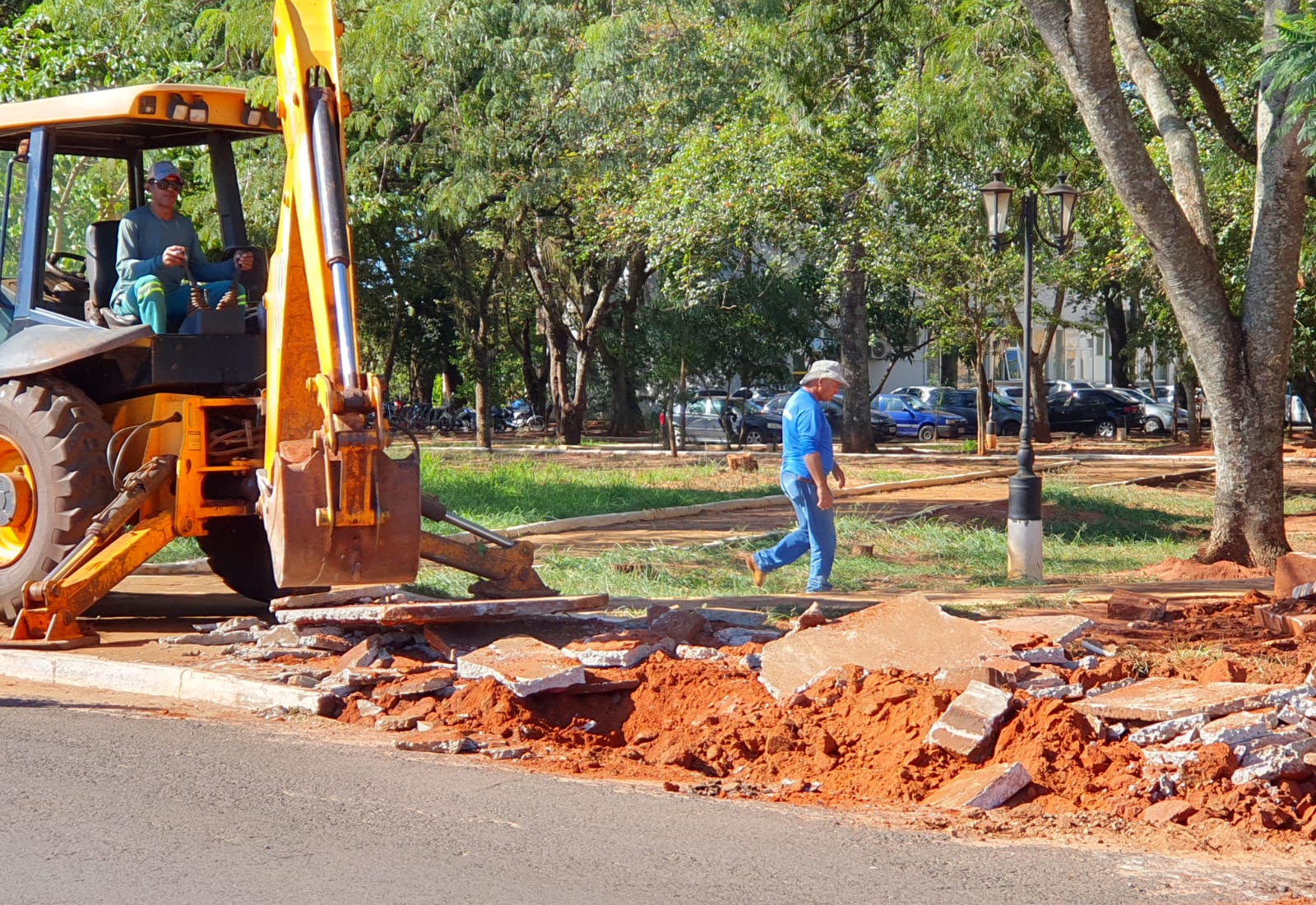 Prefeitura implanta estacionamento em ângulo de 45 graus na lateral do Paço Municipal