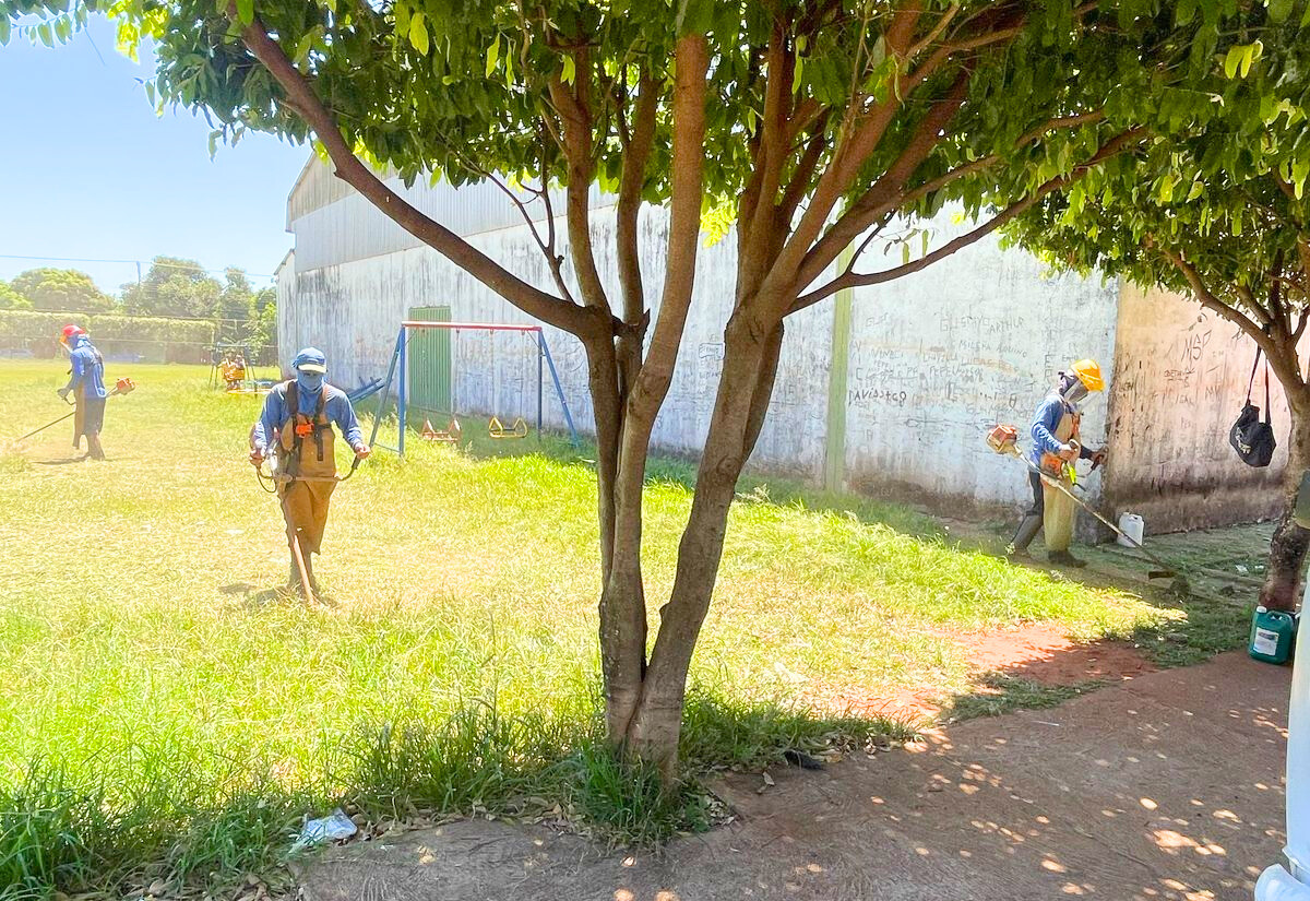 Limpeza geral também está sendo realizada em praça na Vila Nova