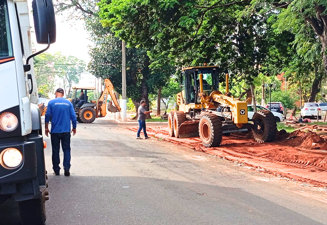 Prefeitura está criando novas vagas de estacionamento '45 graus' às margens do Cemitério da Paz