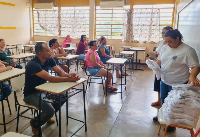 Alunos da rede municipal recebem uniformes escolares