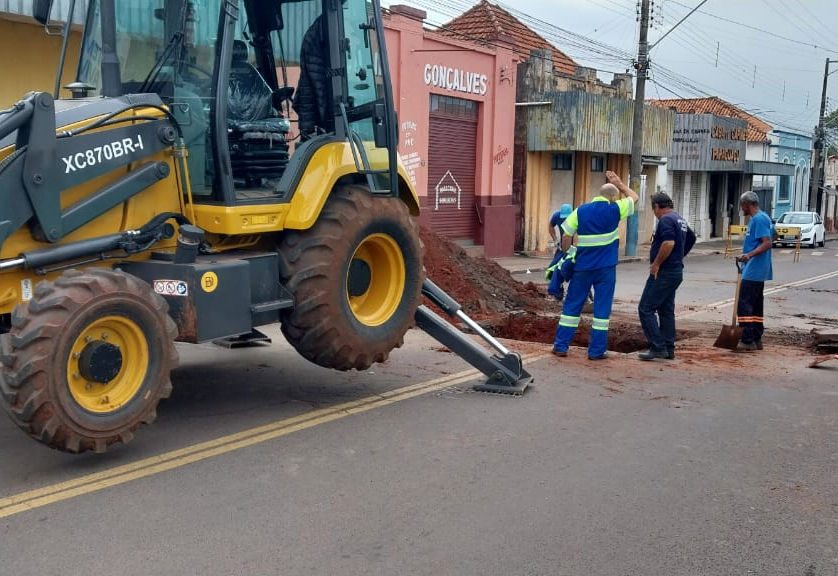 Secretaria de Obras repara afundamento no asfalto da Rua José Salomão após fortes chuvas