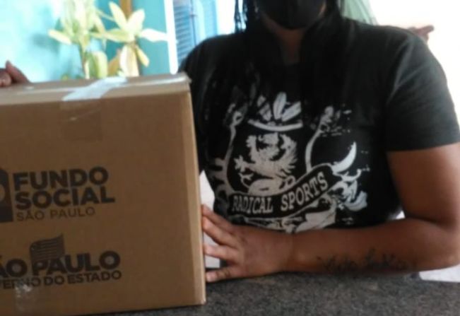 Cestas doadas pelo Estado são entregues à população 