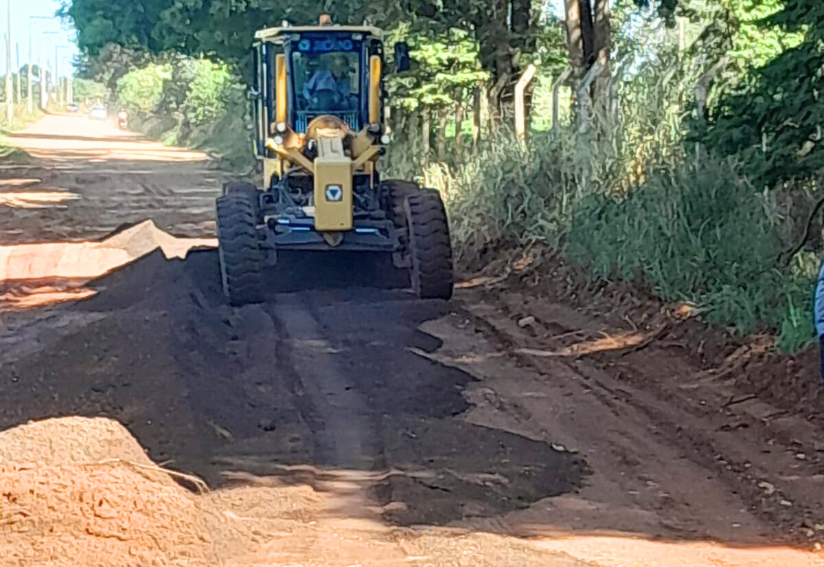 'Cavalaria do Obras' trabalha na manutenção de estrada de terra no bairro São Judas Tadeu 