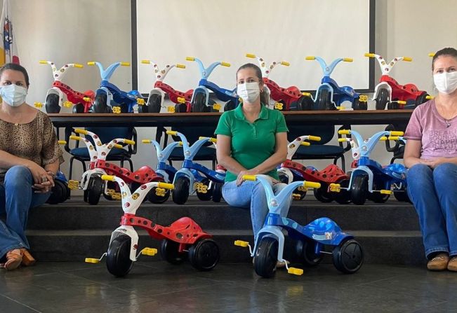 Creches de Paraguaçu recebem novas motocas