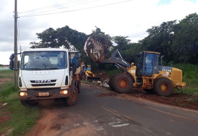 Ação conjunta promove coleta de lixo irregular pelos bairros