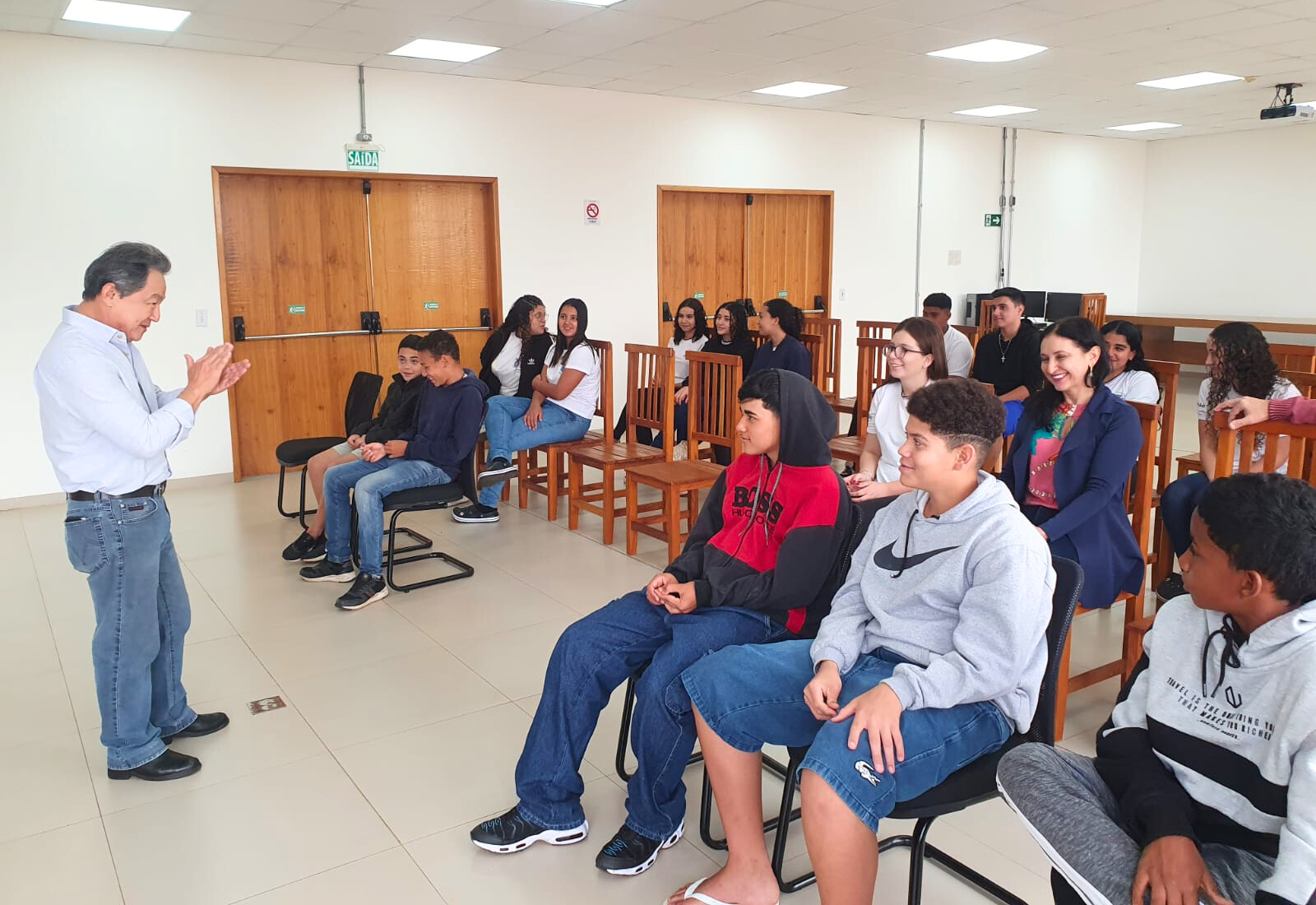 Alunos da 8ª série conhecem de perto o trabalho do Poder Executivo em visita à Prefeitura