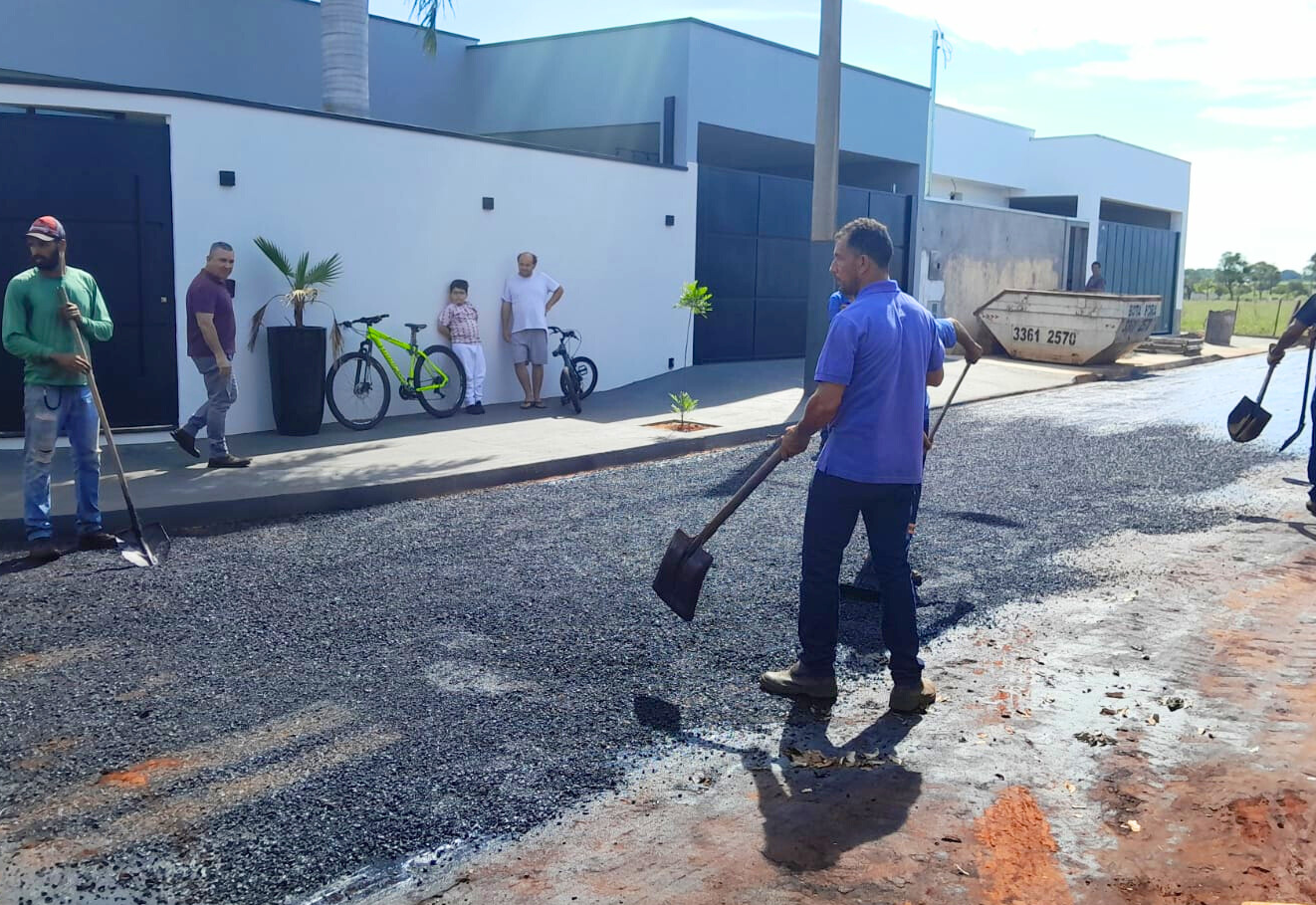 Asfalto também chega na Rua Guimarães Rosa, No Jardim América 