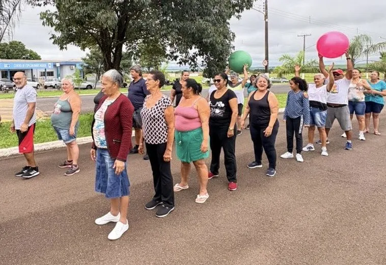 Pacientes com encaminhamento para fisioterapia fazem tratamento em grupo no CEM
