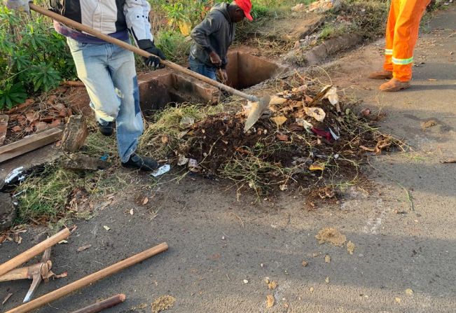 Departamento de Urbanismo e Habitação realiza limpeza das bocas de lobo. 