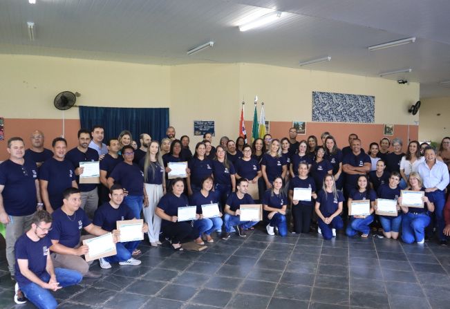 Agentes Comunitários de Saúde e de Combate às Endemias recebem certificado de conclusão do Programa Saúde com Agente