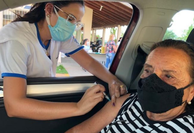 Vacinação de profissionais da Educação e idosos de 67 anos é antecipada