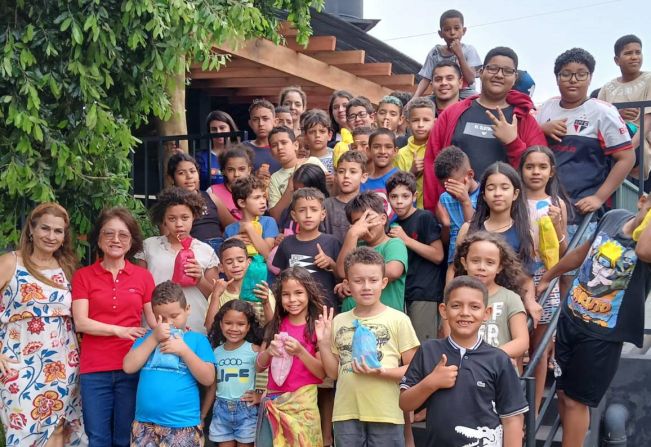 Crianças dos Projetos Sociais mantidos pela Prefeitura ganham Dia das Crianças especial, com passeio em chácara e muita diversão