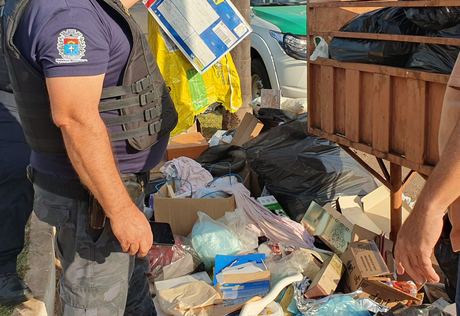 Lixo doméstico é descartado em frente ao Ginásio Padilha em Paraguaçu Paulista