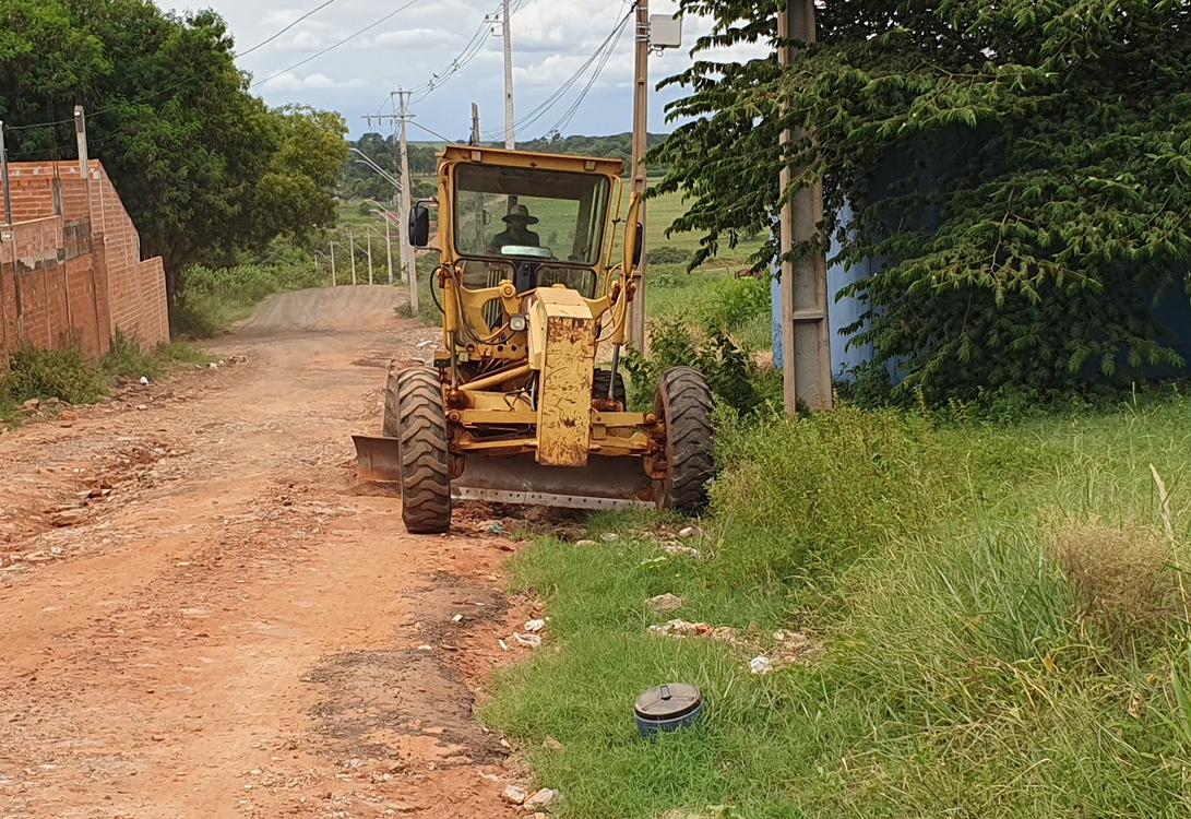 Rancho Alegre: Departamento de Obras reforça manutenção da estrada de terra após dias de chuva