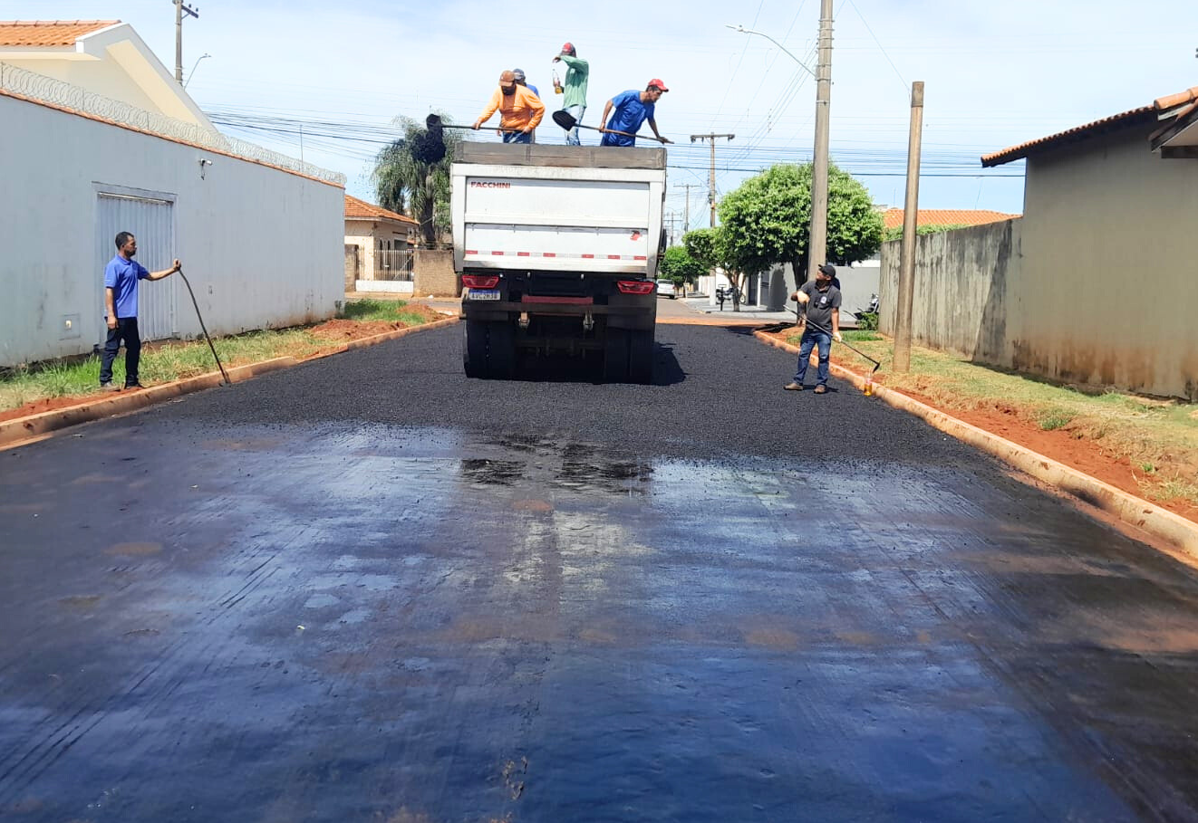 Prefeitura está finalizando asfalto em importante via do Jardim Tênis Clube