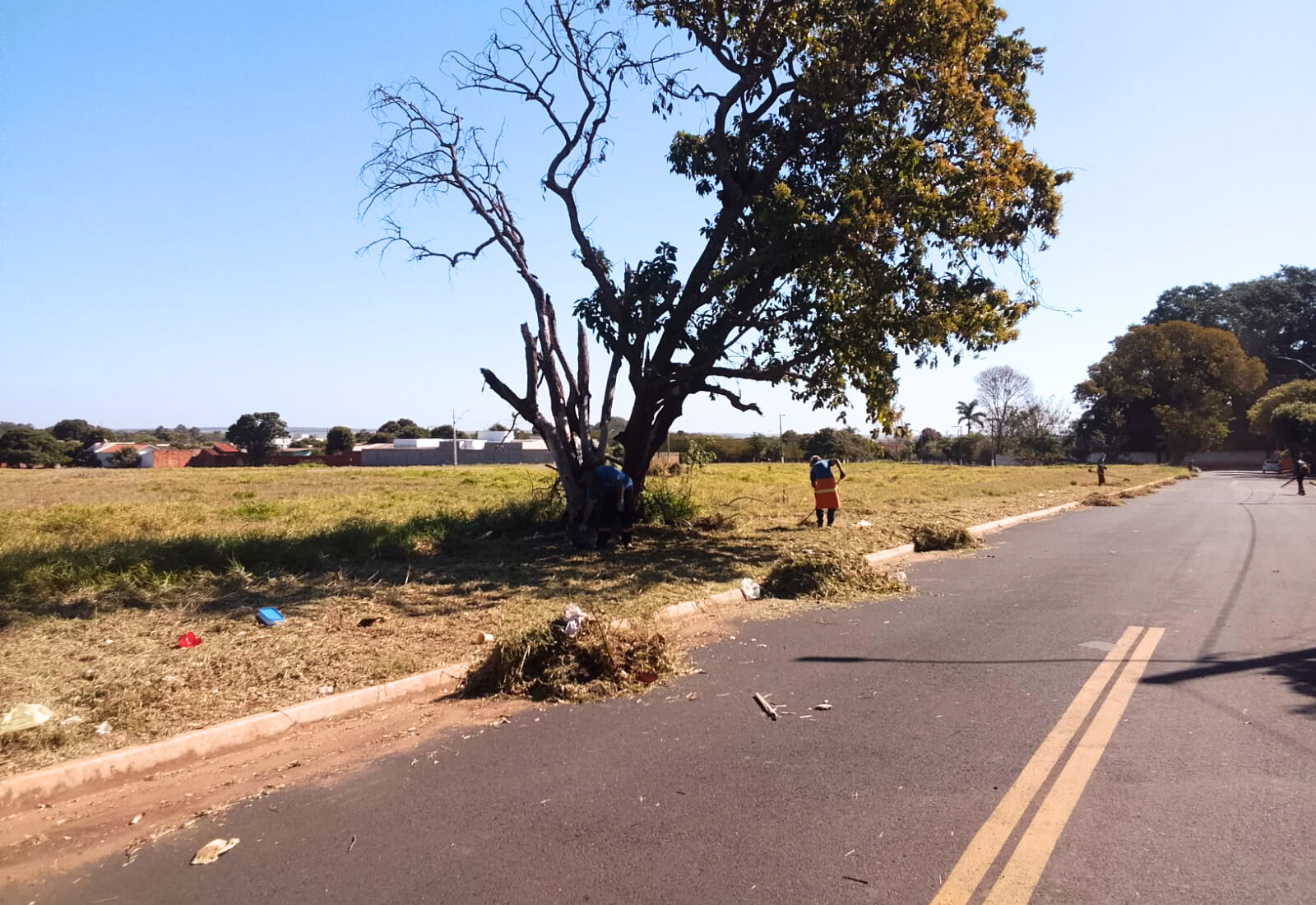 Prefeitura realiza limpeza e manutenção em área destinada a calçada em rua da Vila Galdino