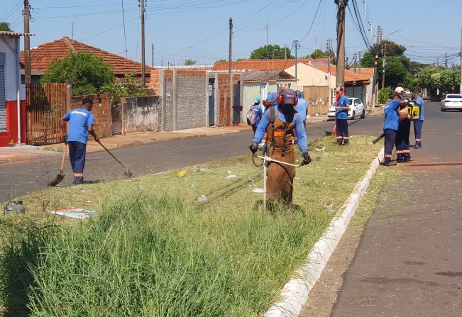 Poda e roçagem em praças e canteiros estão aceleradas em vários pontos da cidade!