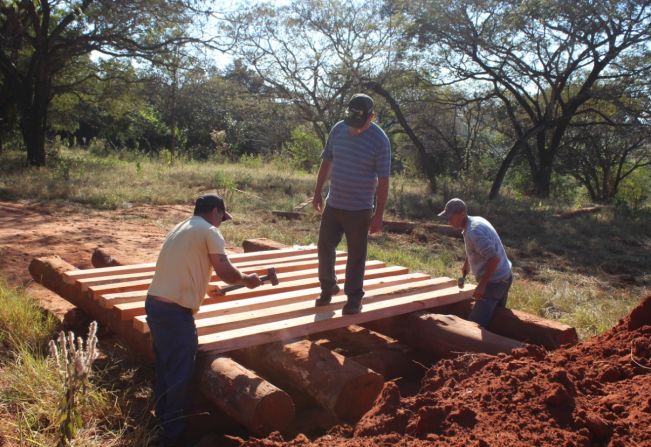 Prefeitura recupera mata-burro e dá manutenção em estrada rural 