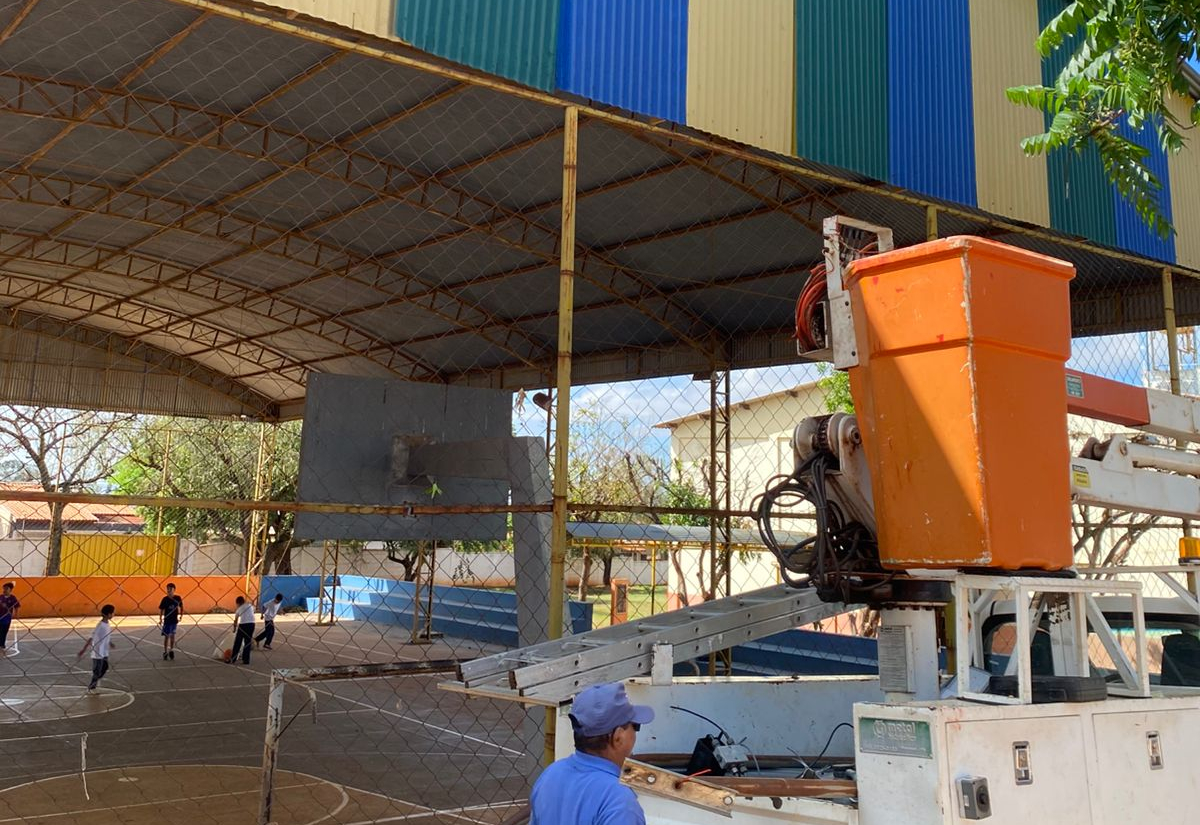 Obras realiza reparo em cobertura de quadra escolar após temporal em Paraguaçu