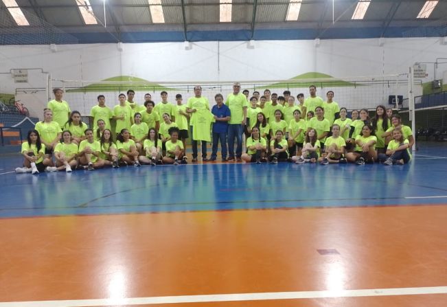 Prefeito Antian entrega uniformes e materiais para equipes esportivas 