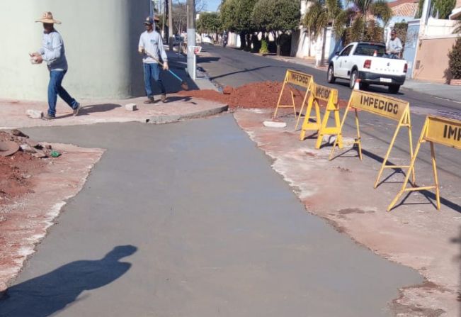 Prefeitura constrói sarjetão na Vila Galdino 