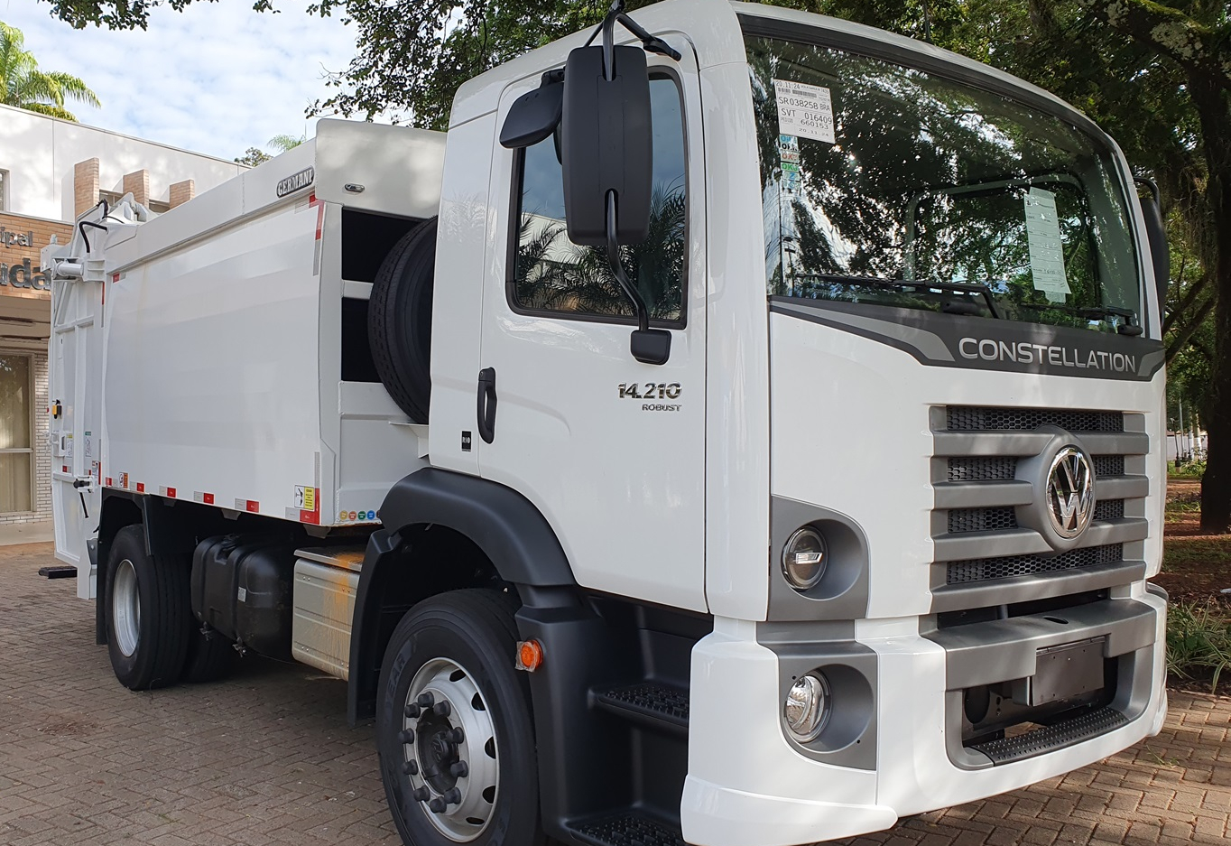 Novo caminhão vem robustecer o trabalho de coleta de lixo em Paraguaçu Paulista