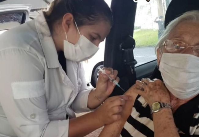 Vacina: Idosos de 69, 70 e 71 anos receberão 1° dose 