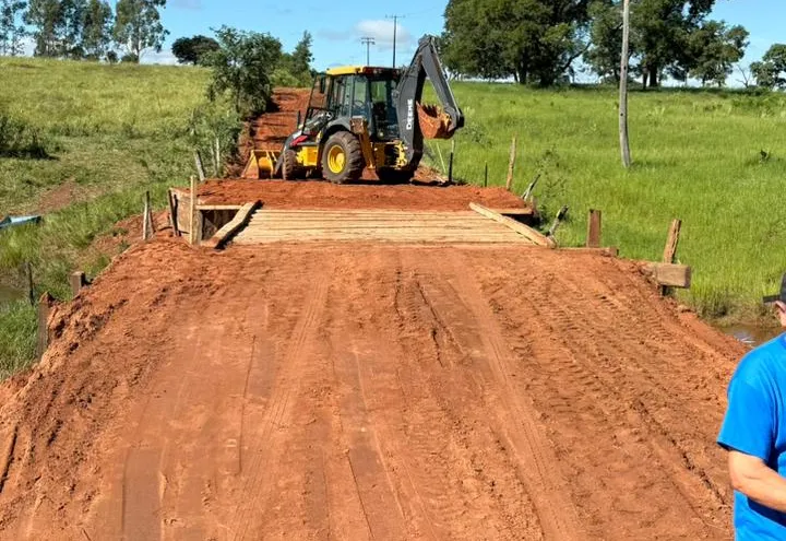 Prefeitura presta socorro a veículos após chuvas e prepara melhorias emergenciais na estrada do Rancho Alegre