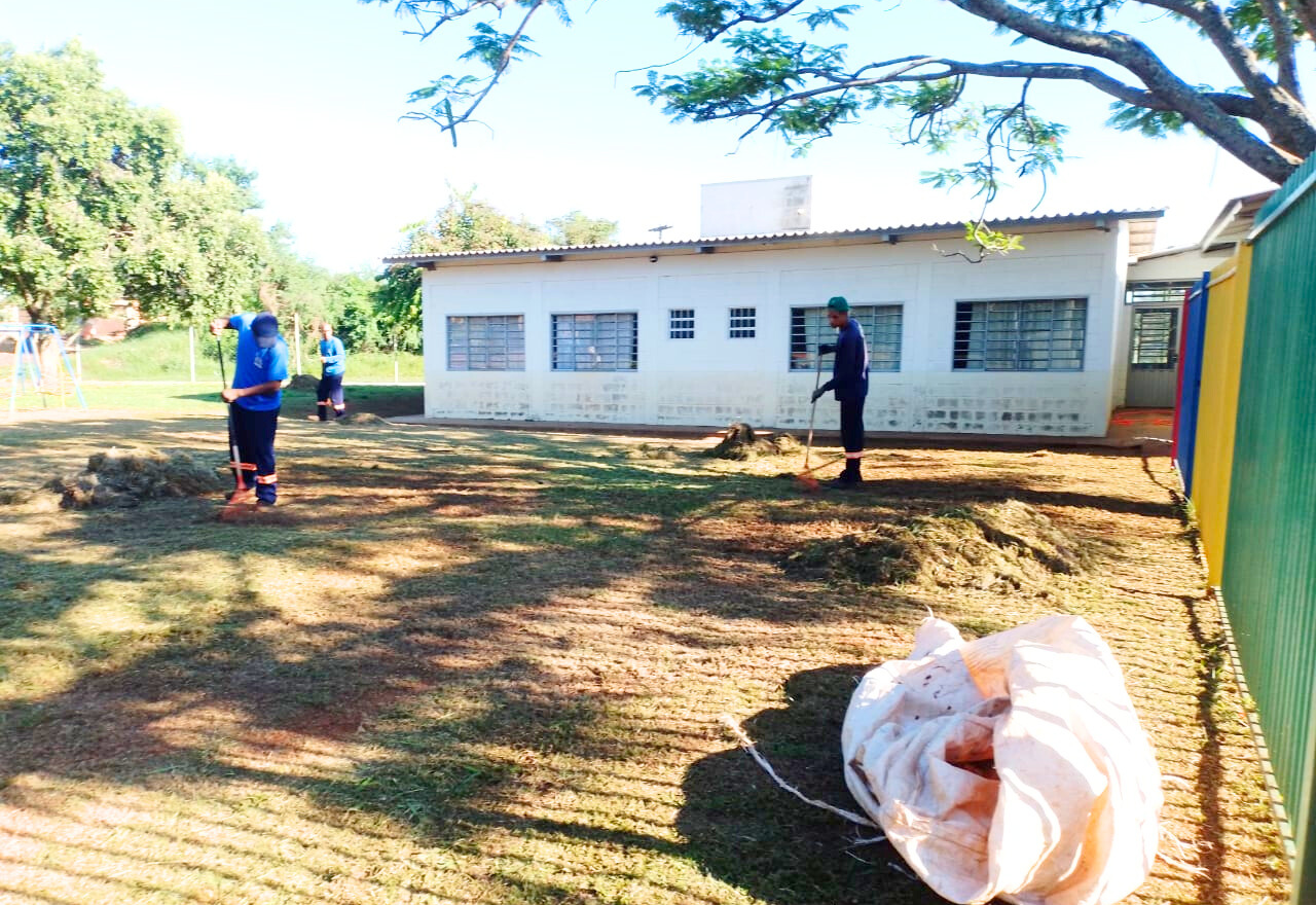 Prefeitura de Paraguaçu faz poda e limpeza no gramado da escola infantil Balão Mágico 