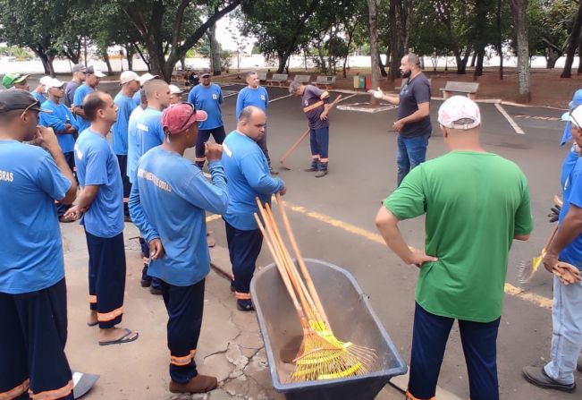 Prefeitura realiza limpeza e manejo ambiental contra dengue e escorpião no Cemitério Municipal