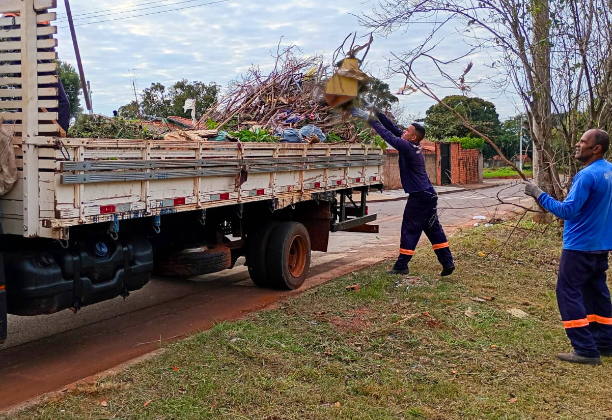 Mais uma vez... Amontoado de lixo descartado irregularmente é retirado da 