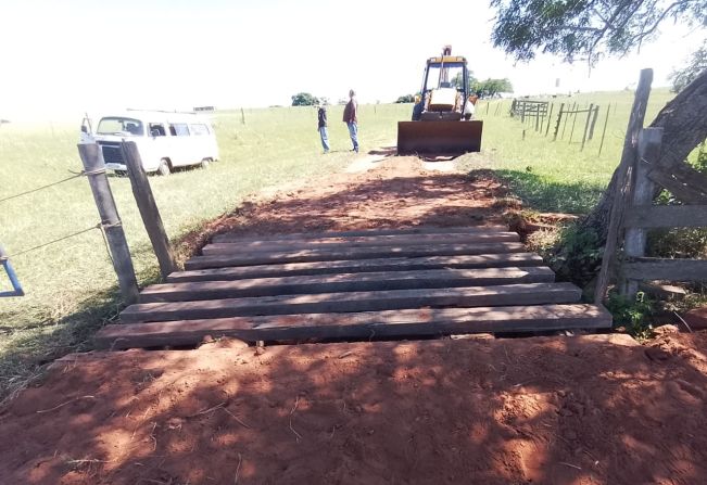 Prefeitura segue recuperando mata-burros para melhor deslocamento de veículos na zona rural