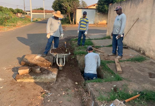 Bocas de lobo na Murilo Macedo estavam todas entupidas por lixo