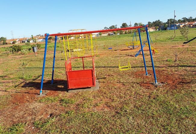 Esporte e lazer realiza readequação da instalação de brinquedo adaptado no Lina Leuzzi