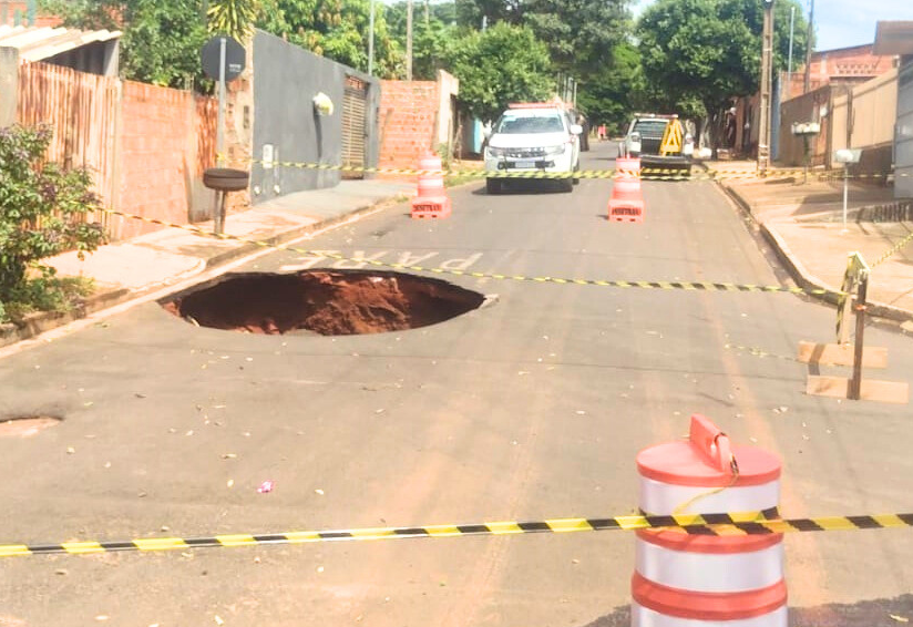 Defesa Civil alerta para cratera que se abriu após fortes chuvas na Rua Lauro Ferreira Braga 