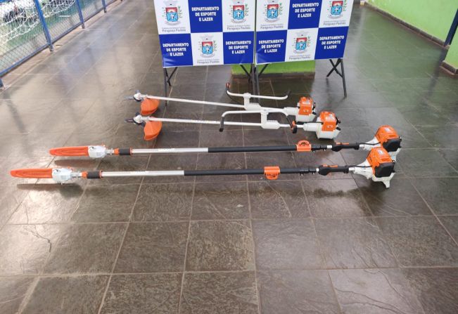 Prefeitura adquire duas novas roçadeiras e dois podadores de galhos para limpeza de praças, campos e áreas de lazer