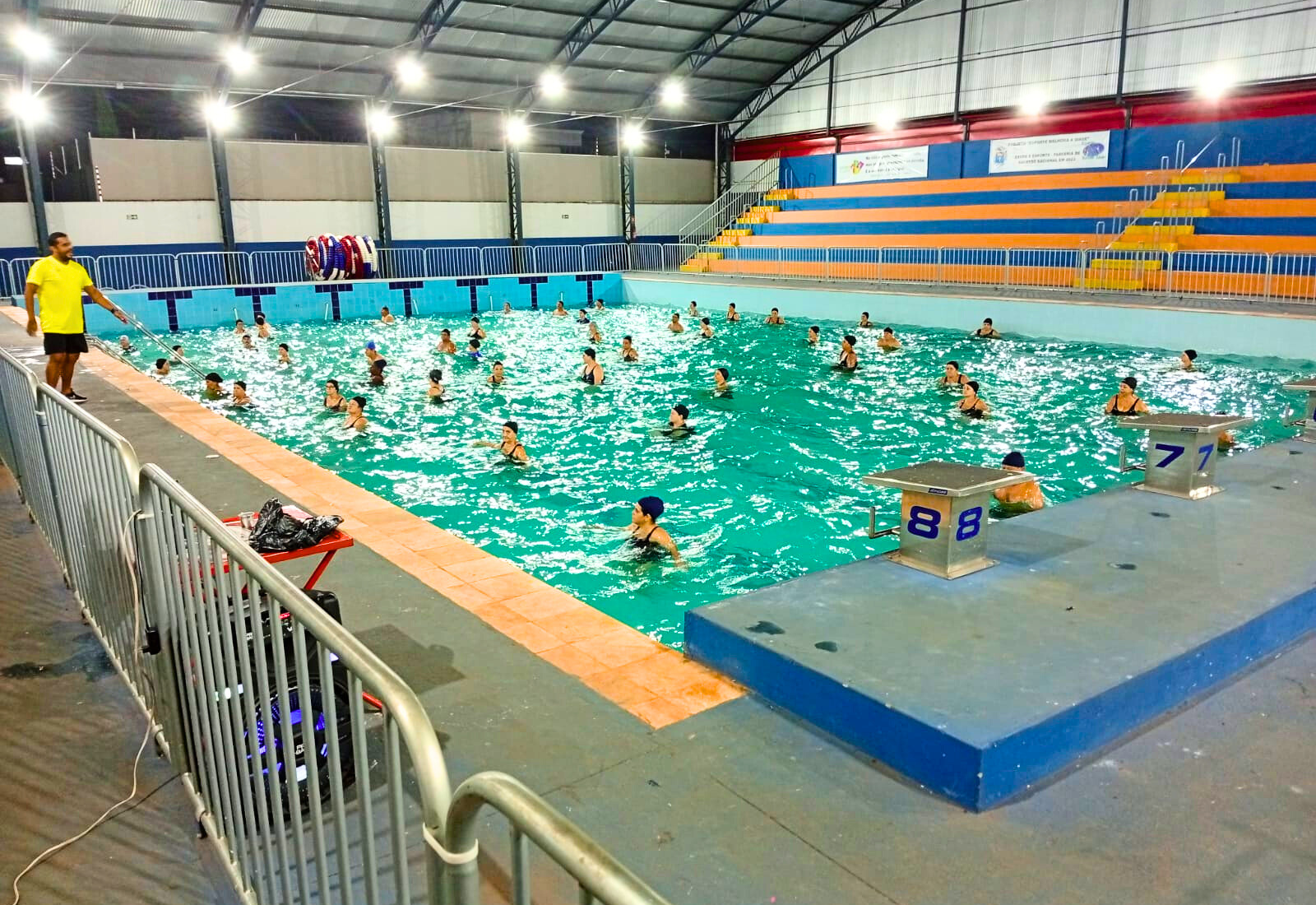 Natação e hidroginástica: Piscina pública atende mais de 600 alunos por semana