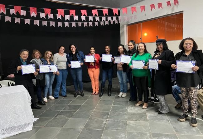 Espaço Qualifica conclui cursos e entrega certificados para a primeira turma de 2023