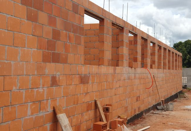 Obras da UBS do Lina Leuzzi destacam concretagem do piso, muro pronto e início da laje 