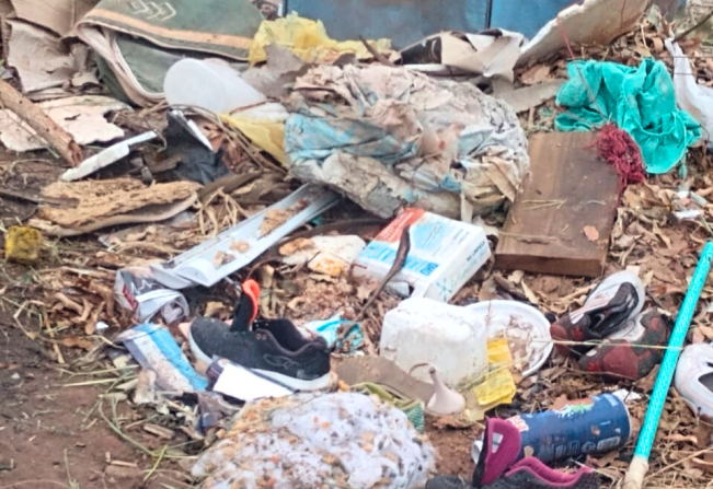 Prefeitura retira grande quantidade de lixo descartado nas imediações de escola infantil